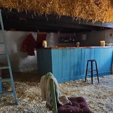 Дом отдыха Shannon View 3 Bed Farm House With Private Parking